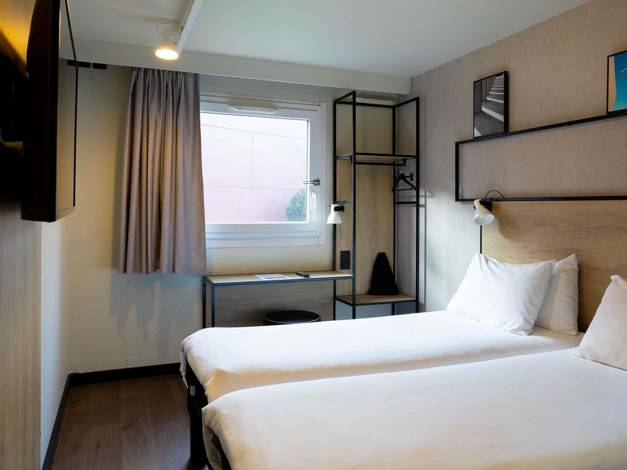 Habitación superior, 2 camas individuales | Escritorio, cortinas blackout y insonorización 