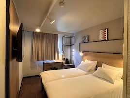 Habitación superior, 2 camas individuales | Escritorio, cortinas opacas, sistema de insonorización