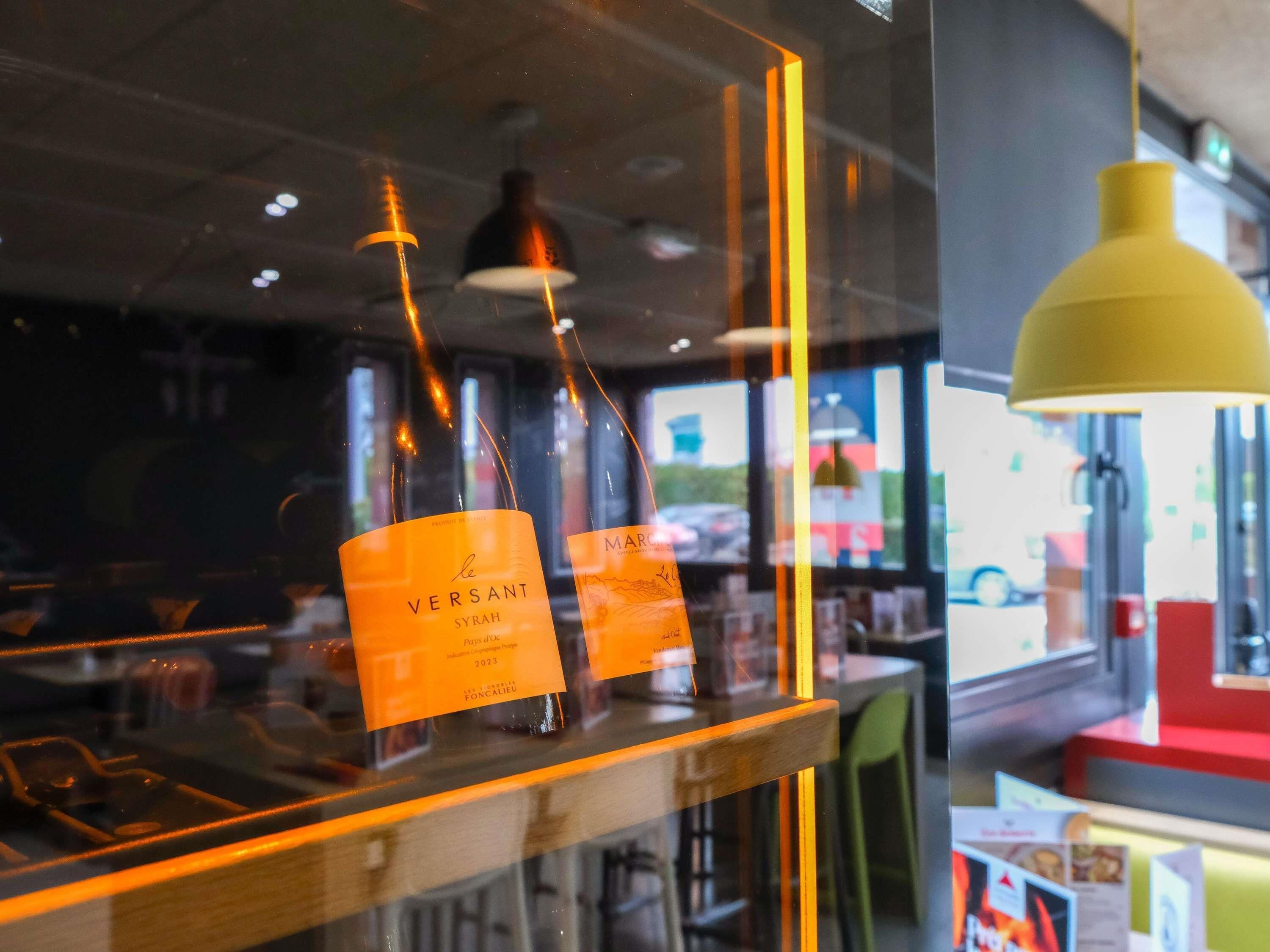 lunch, dinner served; barbecue, al fresco dining