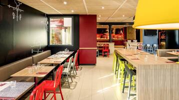 Lunch, dinner served; barbecue, alfresco dining