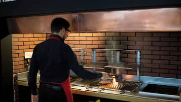 Se sirven almuerzos y parrillada, restaurante con mesas al aire libre