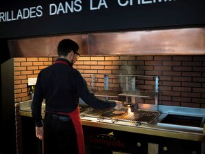 Serviço de almoço e jantar; churrasco, restaurante ao ar livre 