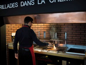 Lunch, dinner served; barbecue, al fresco dining 