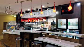 Déjeuner et dîner servis sur place, spécialités Cuisine américaine