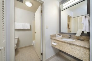Combined shower/bathtub, eco-friendly toiletries, hair dryer, towels