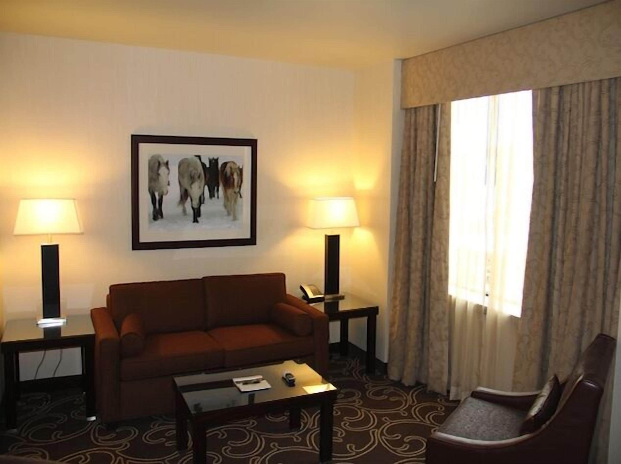 classic suite, 1 king bed | living room | 42-inch flat-screen tv with satellite channels, tv