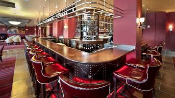 2 restaurants; lunch and dinner served