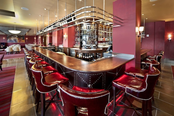 2 restaurants; lunch and dinner served