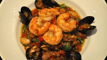 Un plato de mariscos con camarones y mejillones.