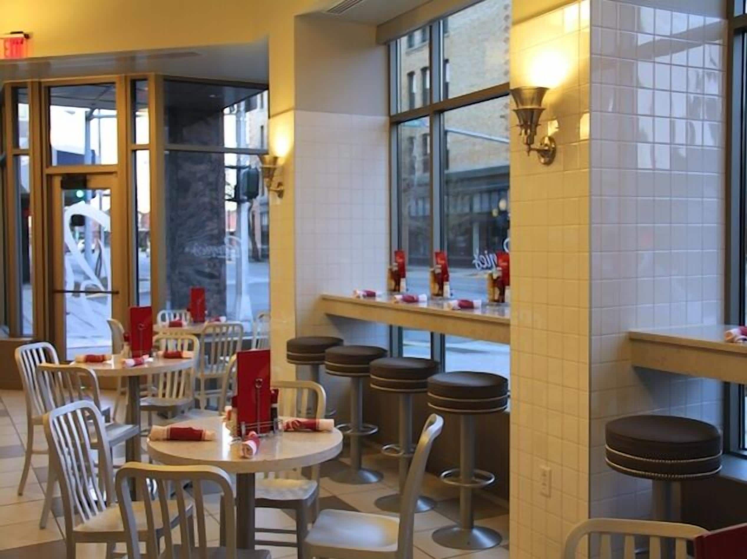 2 restaurants, lunch, dinner served; american cuisine