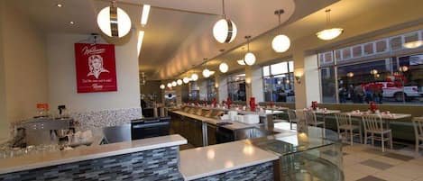 2 restaurantes, se sirven comidas, cenas y cocina americana