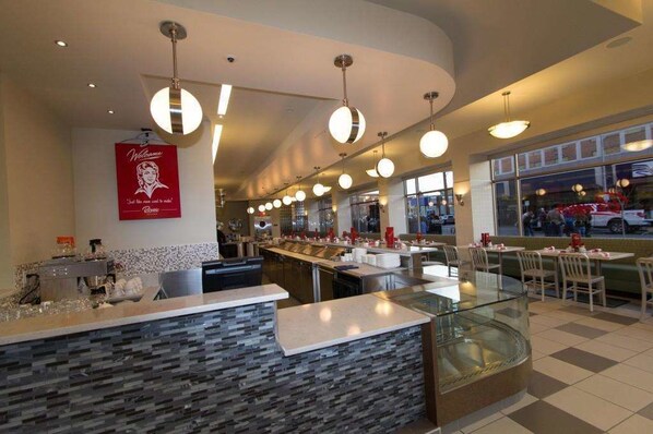 2 restaurants, lunch, dinner served; American cuisine - Northern Hotel (Billings)