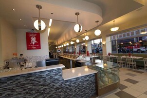 2 间餐厅，供应午餐和晚餐，美洲菜