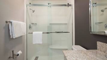 Combined shower/tub, free toiletries, hair dryer, towels