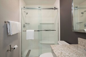 Bañera con ducha, artículos de tocador gratuitos, secador de pelo