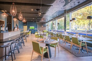 Breakfast, lunch, dinner served; French cuisine 