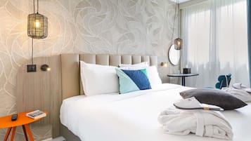 Deluxe Room, 1 Double Bed, Park View | Minibar, in-room safe, desk, soundproofing