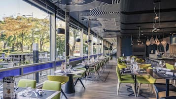 Se sirven desayunos, almuerzos y cenas; cocina francesa