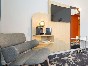 Habitación Deluxe, 1 cama matrimonial, vista al parque | Minibar, caja de seguridad en la habitación y escritorio 