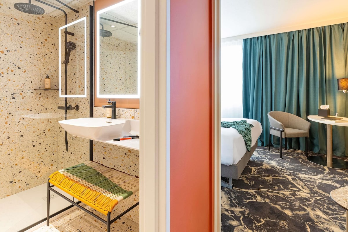 Deluxe Room, 1 Double Bed, Park View | Minibar, in-room safe, desk, soundproofing