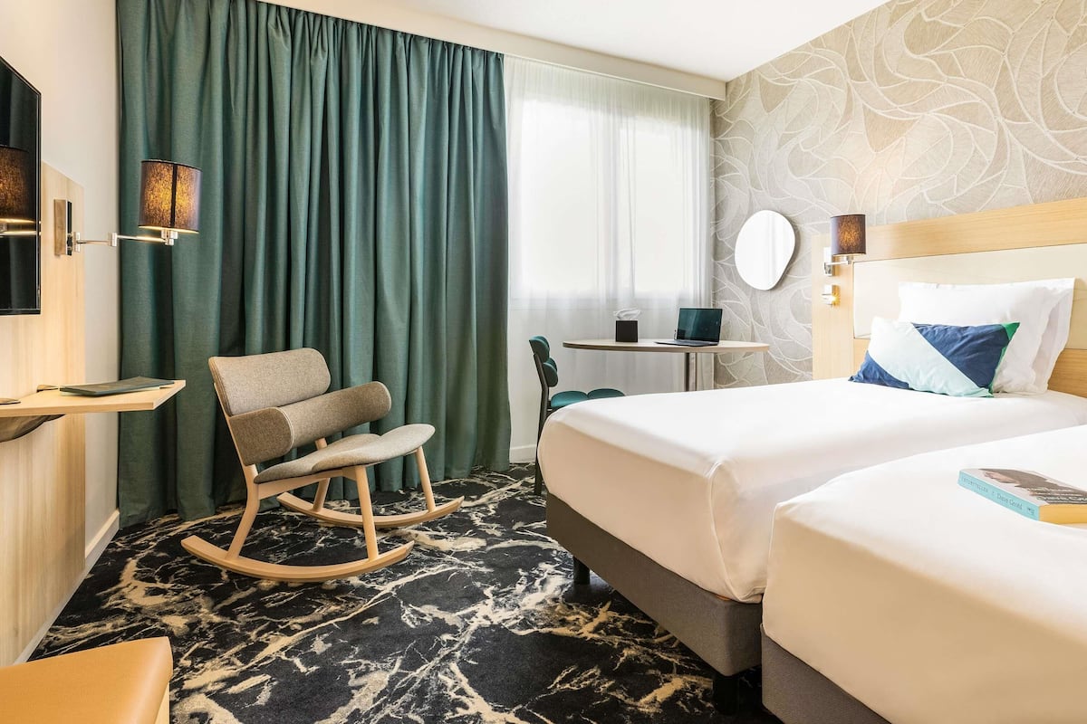 Superior Room, 2 Twin Beds, Park View | Minibar, in-room safe, desk, soundproofing