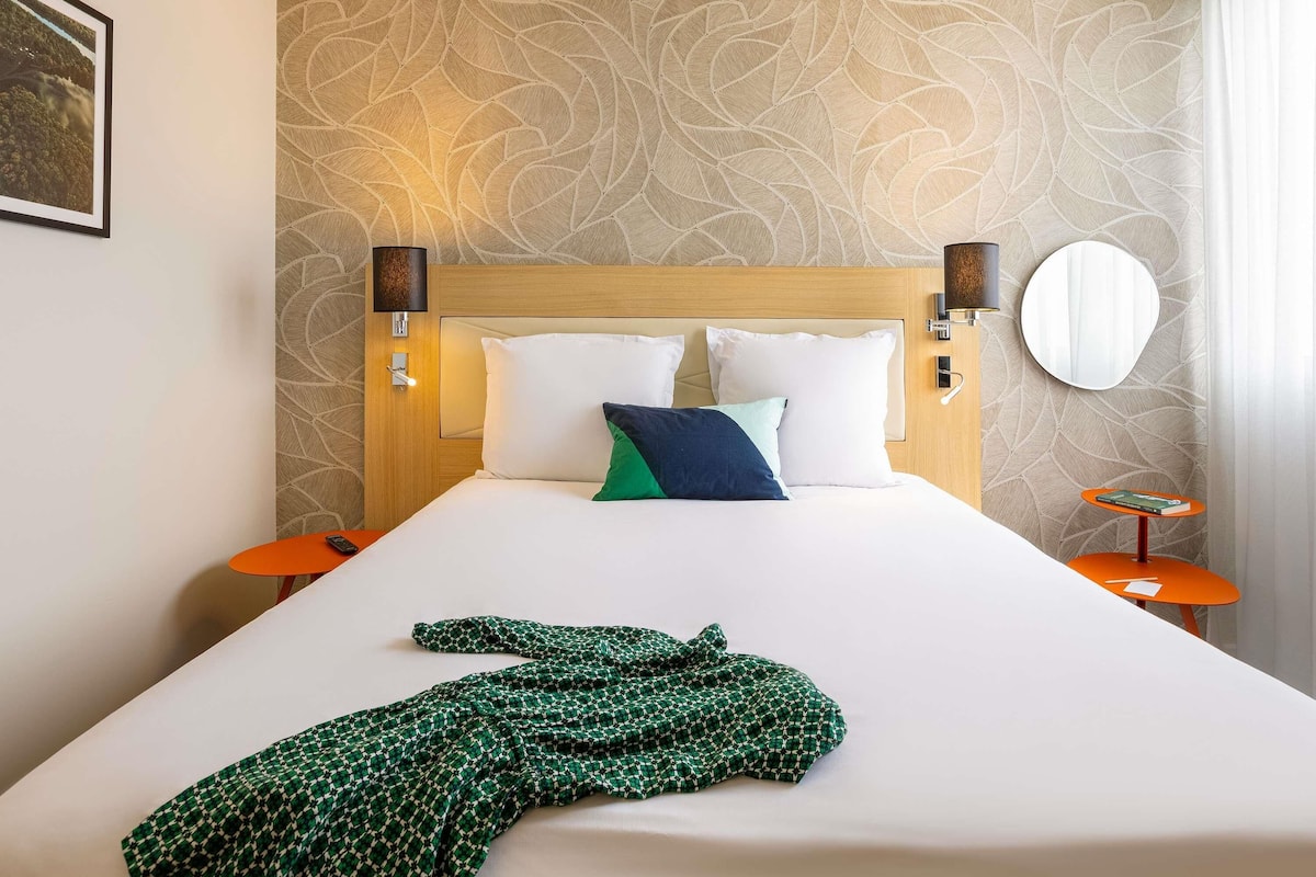 Minibar, in-room safe, desk, soundproofing