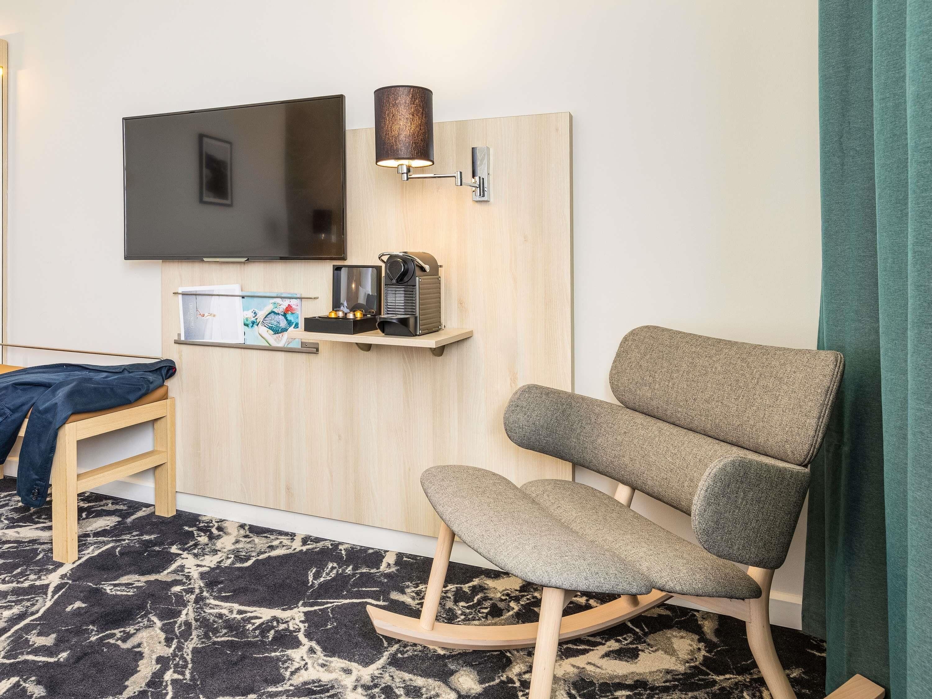 Minibar, caja de seguridad en la habitación y escritorio 