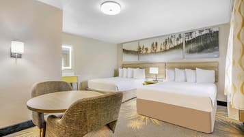 Habitación, varias camas, para no fumadores (2nd Floor Only) | Tabla de planchar con plancha, wifi gratis y ropa de cama