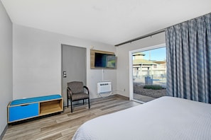 Business Suite, 1 King Bed, Accessible, Non Smoking (Mobility, Bathtub w/Grab Bars) | Down duvets, in-room safe, desk, laptop workspace