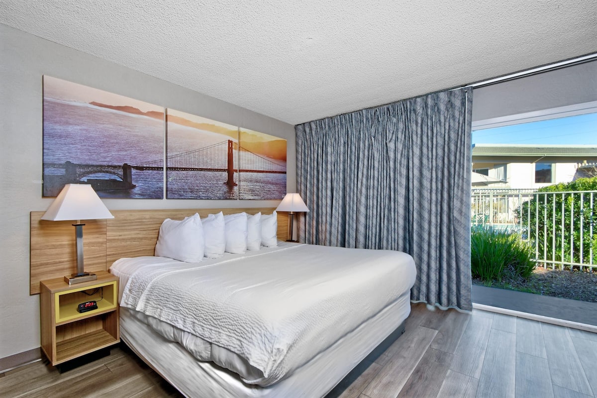 Studio Suite, 1 King Bed, Non Smoking | Down comforters, in-room safe, desk, laptop workspace