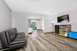 Suite estudio, 1 cama King size, para no fumadores | Edredón, caja de seguridad en la habitación y escritorio 