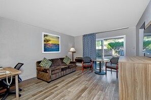 Deluxe Suite, 1 Bedroom, Accessible, Non Smoking (Mobility, Roll-In-Shower) | Down comforters, in-room safe, desk, laptop workspace