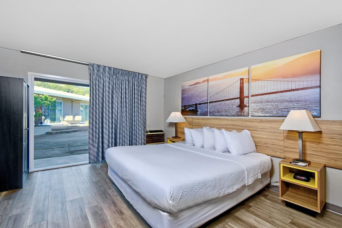 Deluxe Suite, 1 Bedroom, Accessible, Non Smoking (Mobility, Roll-In-Shower) | Down comforters, in-room safe, desk, laptop workspace