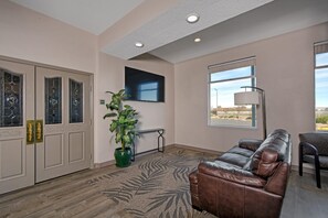 Lobby - Days Inn by Wyndham Novato/San Francisco (Novato)