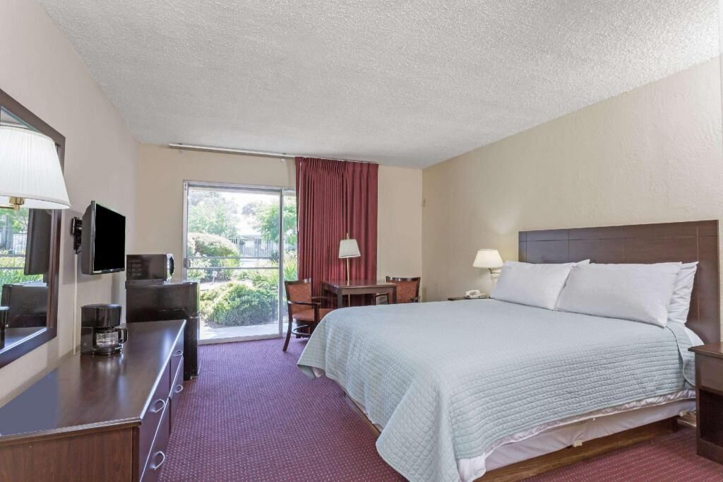 Down comforters, in-room safe, desk, laptop workspace