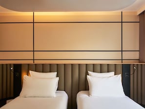 Kamar Klasik, 2 Tempat Tidur Twin | Brankas, meja kerja, tirai kedap cahaya, dan kedap suara