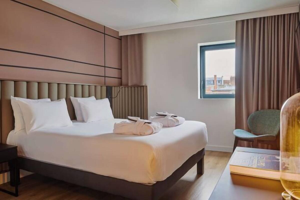 Värdeförvaringsskåp på rummet, skrivbord och mörkläggningsgardiner