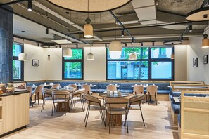 Desayuno buffet todos los días (EUR 20.5 por persona) 