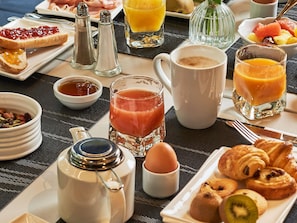 Daily buffet breakfast for a fee - Mercure Paris Nanterre (Nanterre)