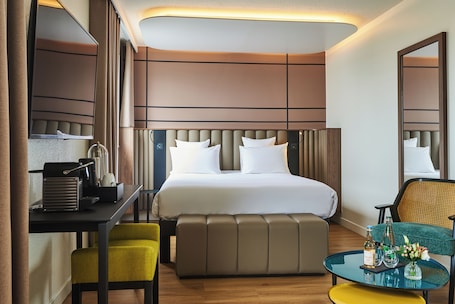In-room safe, desk, blackout drapes, soundproofing
