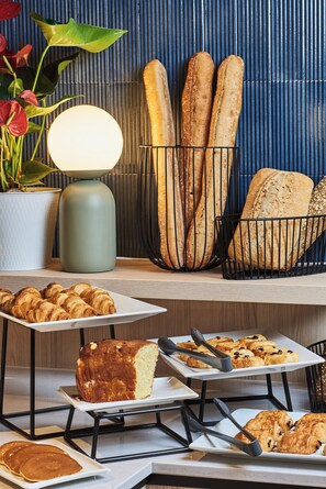 Se ofrece un desayuno bufé (20.5 EUR por persona)