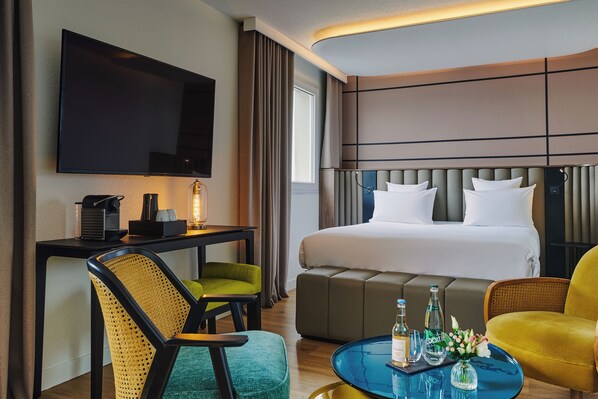 Tallelokero huoneessa, työpöytä, pimennysverhot, äänieristys