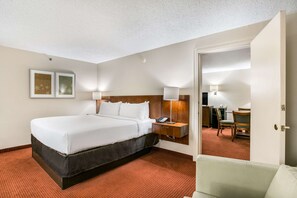 In-room safe, desk, iron/ironing board, free WiFi - Clarion Hotel BWI Airport Arundel Mills (Hanover)