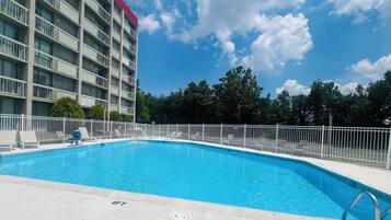 En sÀsongsöppen utomhuspool