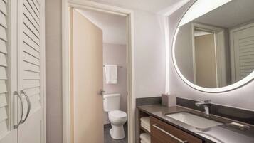 Produtos de toalete biodegradáveis, secador de cabelo, toalhas de banho