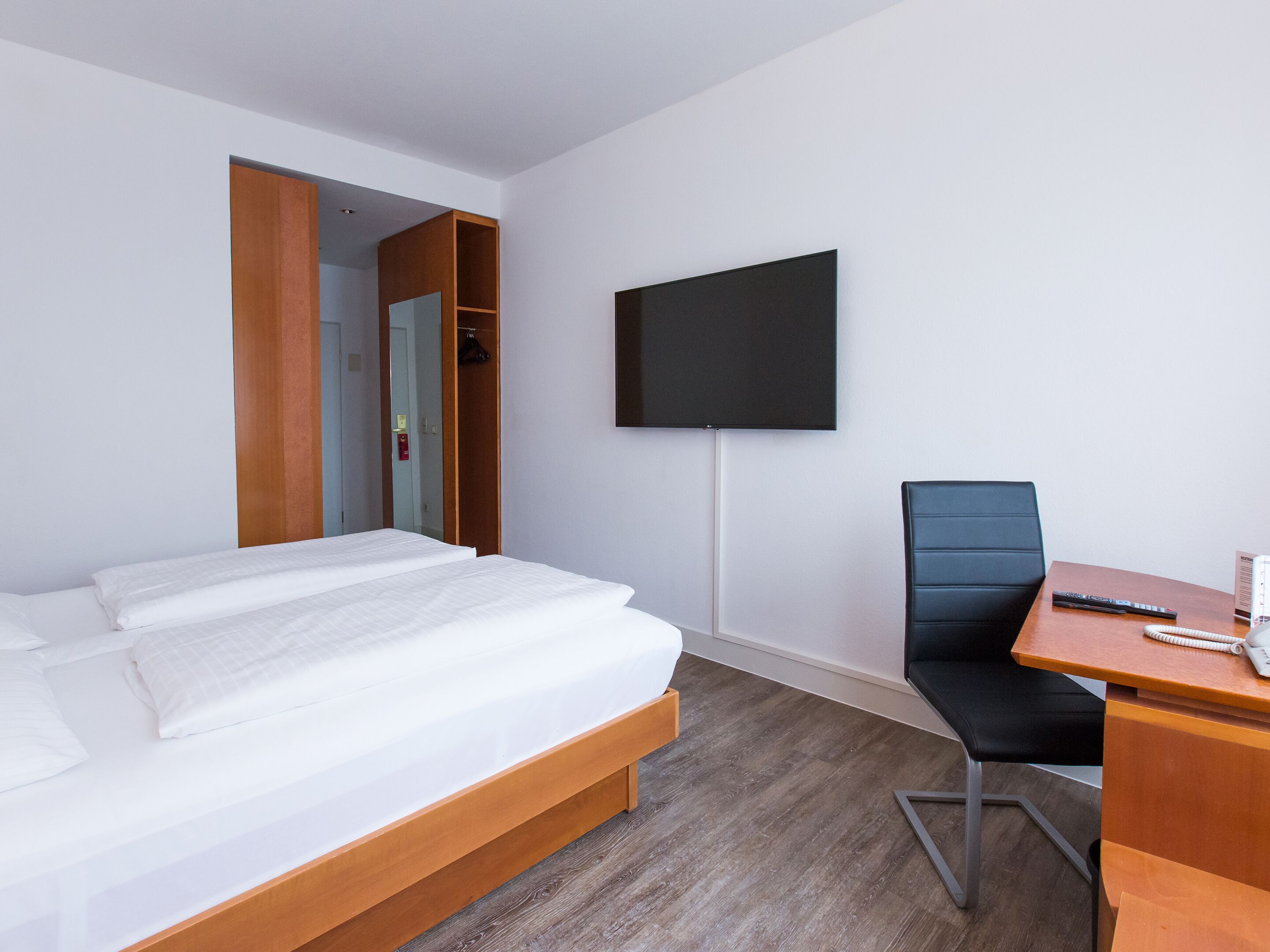 standard double or twin room | free minibar items, in-room safe, desk, blackout curtains