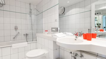 Baignoire, articles de toilette écologiques, sÚche-cheveux