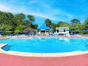 2 indoor pools, 3 outdoor pools, pool loungers