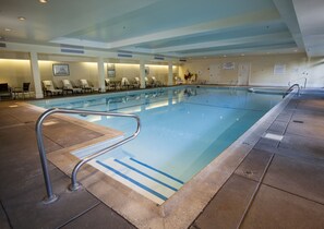 2 สระว่ายน้ำในร่ม, 3 สระว่ายน้ำกลางแจ้ง, เก้าอี้อาบแดดริมสระ