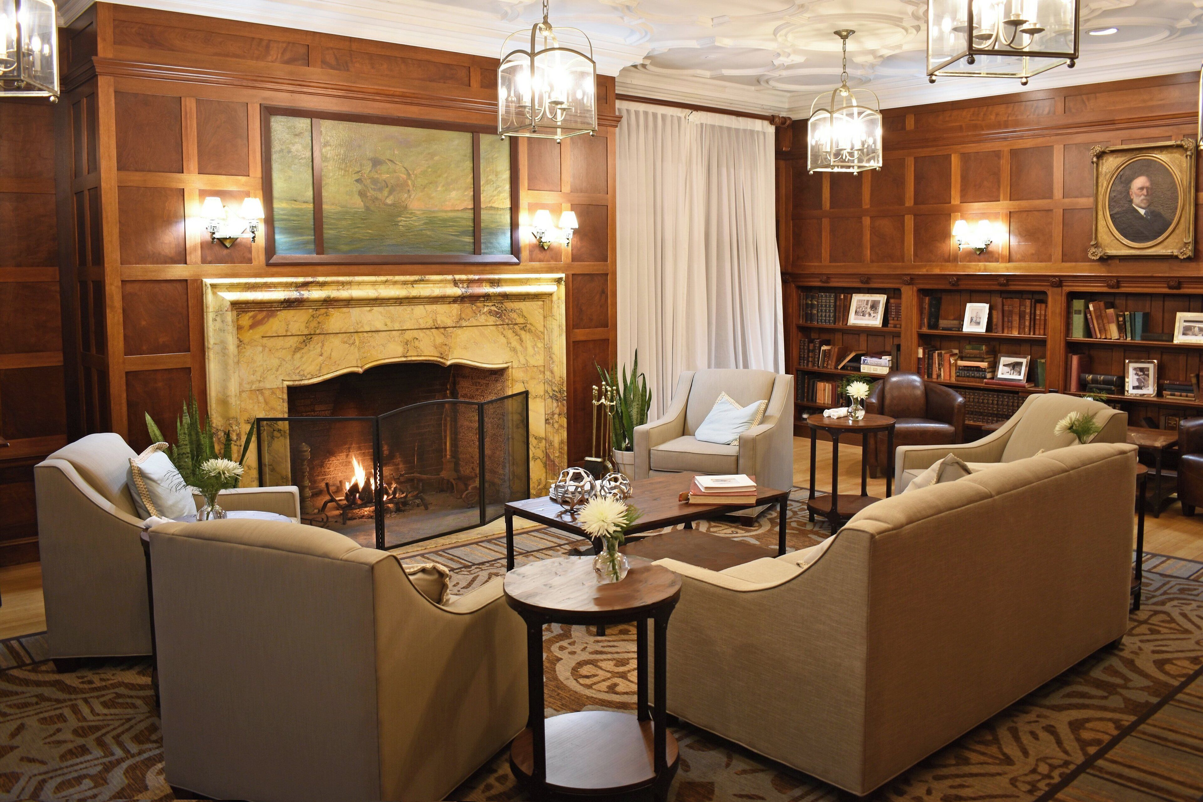 Une pièce de style traditionnel, dotée d’une cheminée, de canapés, d’une table basse et d’une bibliothèque.